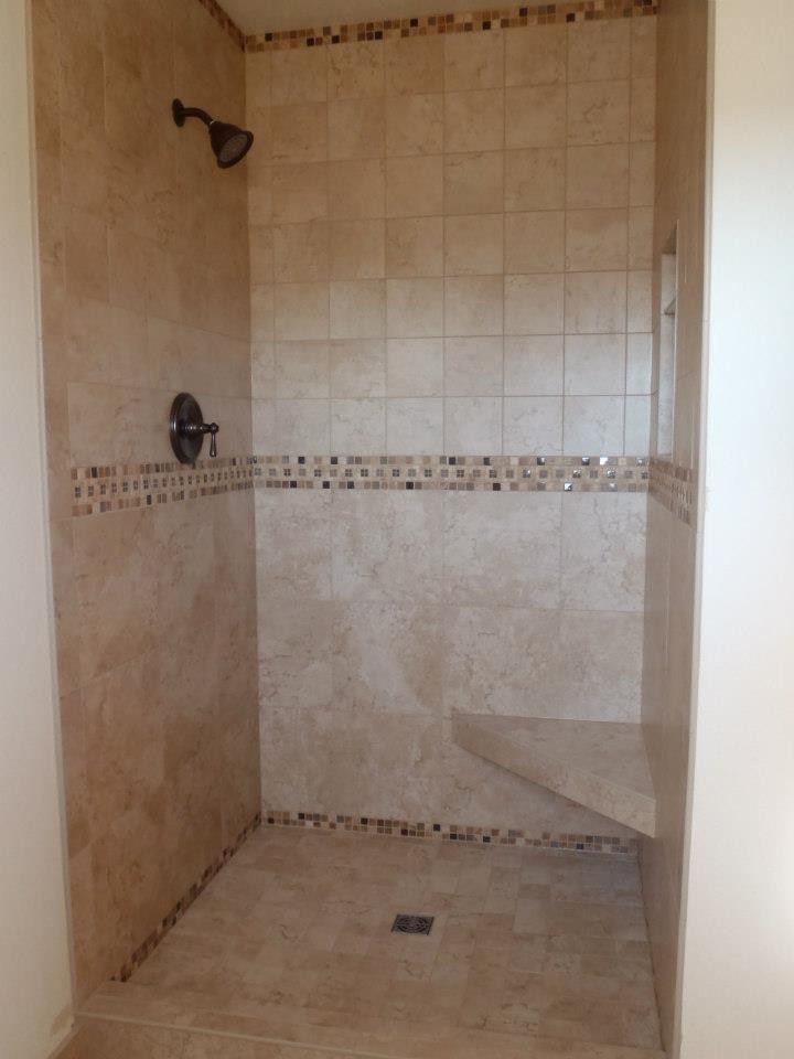 Idee per una stanza da bagno mediterranea di medie dimensioni con doccia alcova, piastrelle di marmo, pareti beige e pavimento beige