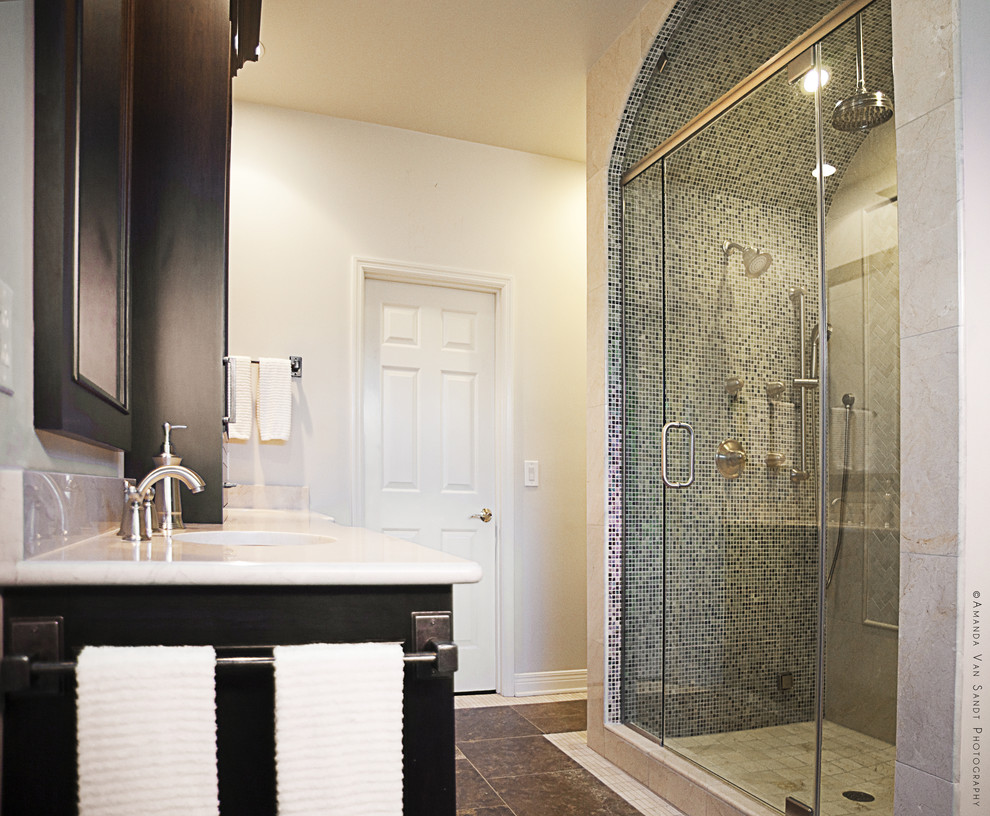 На фото: ванная комната в современном стиле с плиткой мозаикой и врезной раковиной с