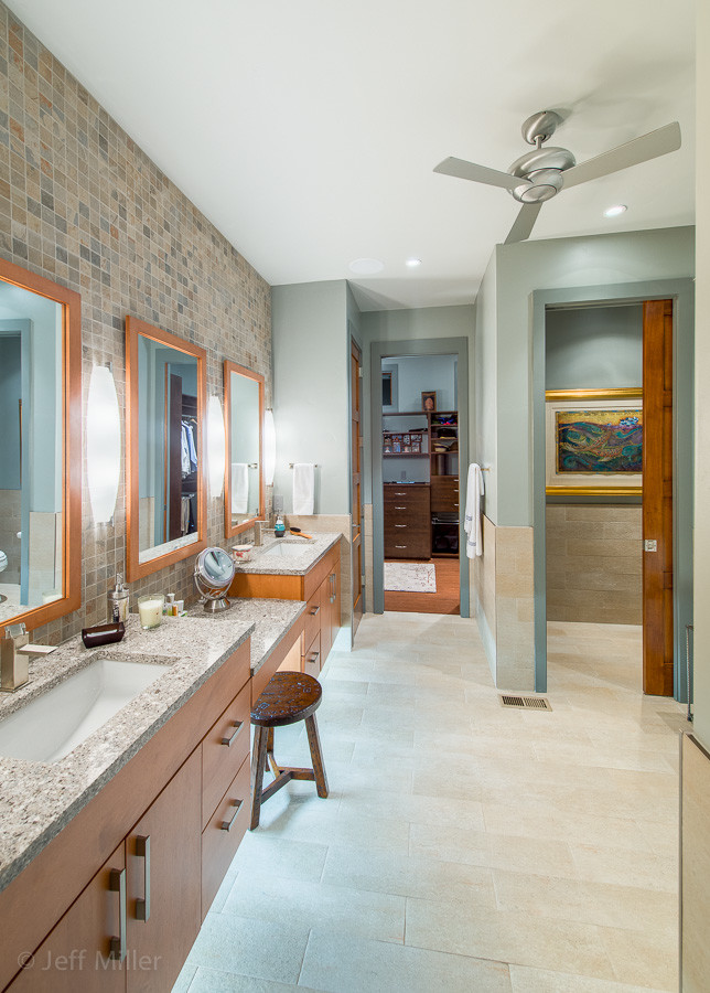 Réalisation d'une salle de bain principale design en bois brun avec un placard à porte plane, un carrelage multicolore, mosaïque, un mur bleu, un sol en carrelage de porcelaine, un lavabo encastré et un plan de toilette en granite.
