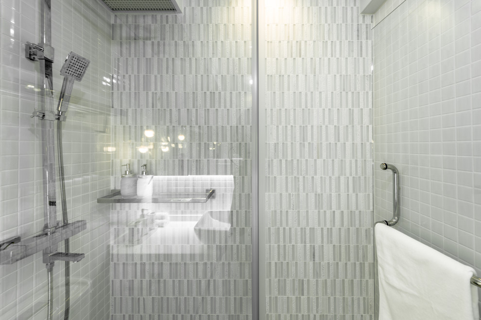 Photo of a contemporary bathroom in Singapore.