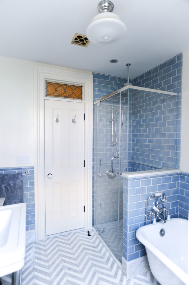 Inspiration för klassiska badrum, med ett badkar med tassar, en hörndusch, blå kakel, tunnelbanekakel och vita väggar