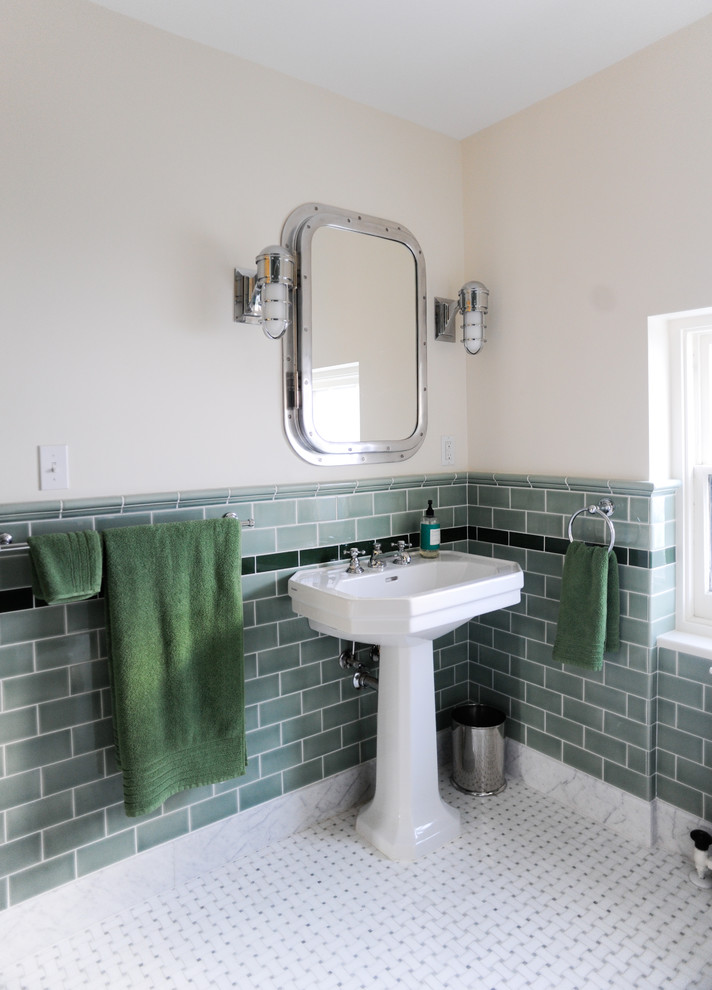 ニューヨークにあるトラディショナルスタイルのおしゃれな浴室 (ペデスタルシンク、緑のタイル、サブウェイタイル、ベージュの壁) の写真