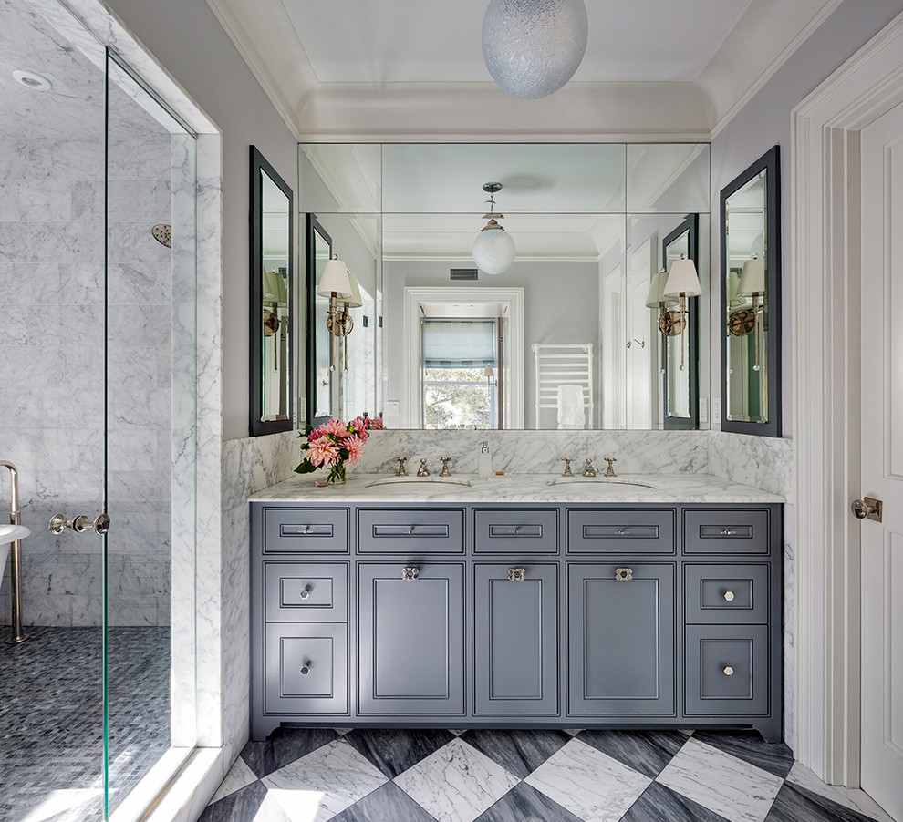 Ispirazione per una stanza da bagno padronale tradizionale con consolle stile comò, ante blu e porta doccia a battente