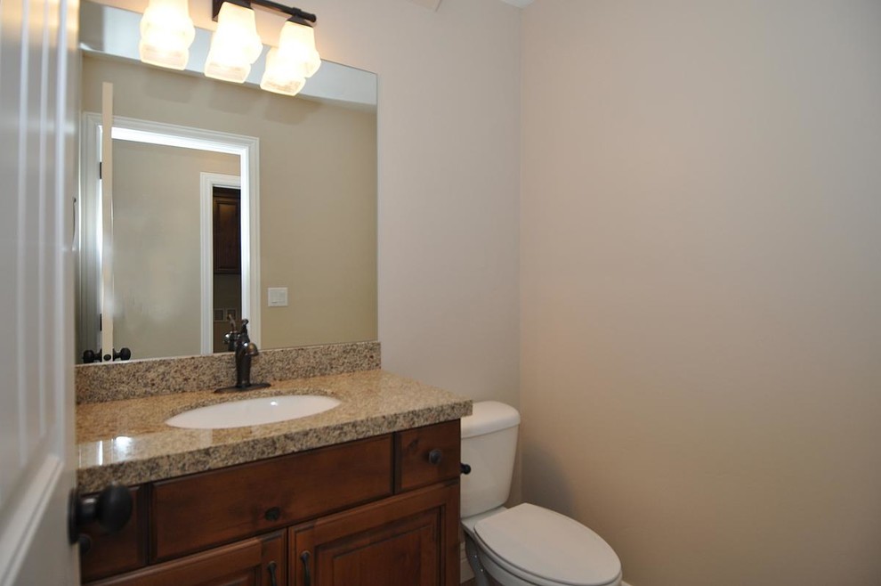 Foto di una piccola stanza da bagno padronale american style con ante con bugna sagomata, ante in legno bruno, piastrelle multicolore e top in marmo
