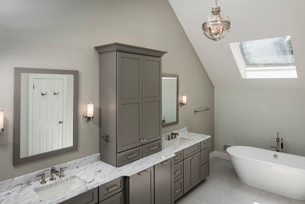 Пример оригинального дизайна: большая главная ванная комната в стиле неоклассика (современная классика) с фасадами в стиле шейкер, серыми фасадами, отдельно стоящей ванной, угловым душем, унитазом-моноблоком, разноцветной плиткой, керамогранитной плиткой, серыми стенами, полом из керамогранита, врезной раковиной, мраморной столешницей, белым полом и душем с распашными дверями