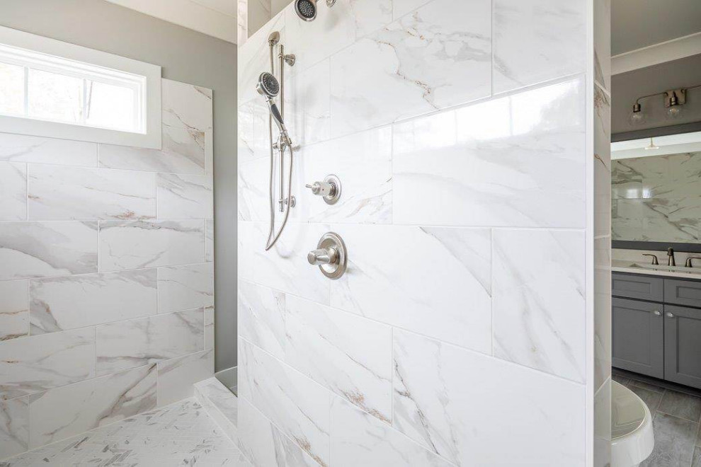 Bild på ett mellanstort vintage vit vitt en-suite badrum, med luckor med profilerade fronter, grå skåp, ett fristående badkar, en öppen dusch, vit kakel, grå väggar, ett integrerad handfat, grått golv och med dusch som är öppen