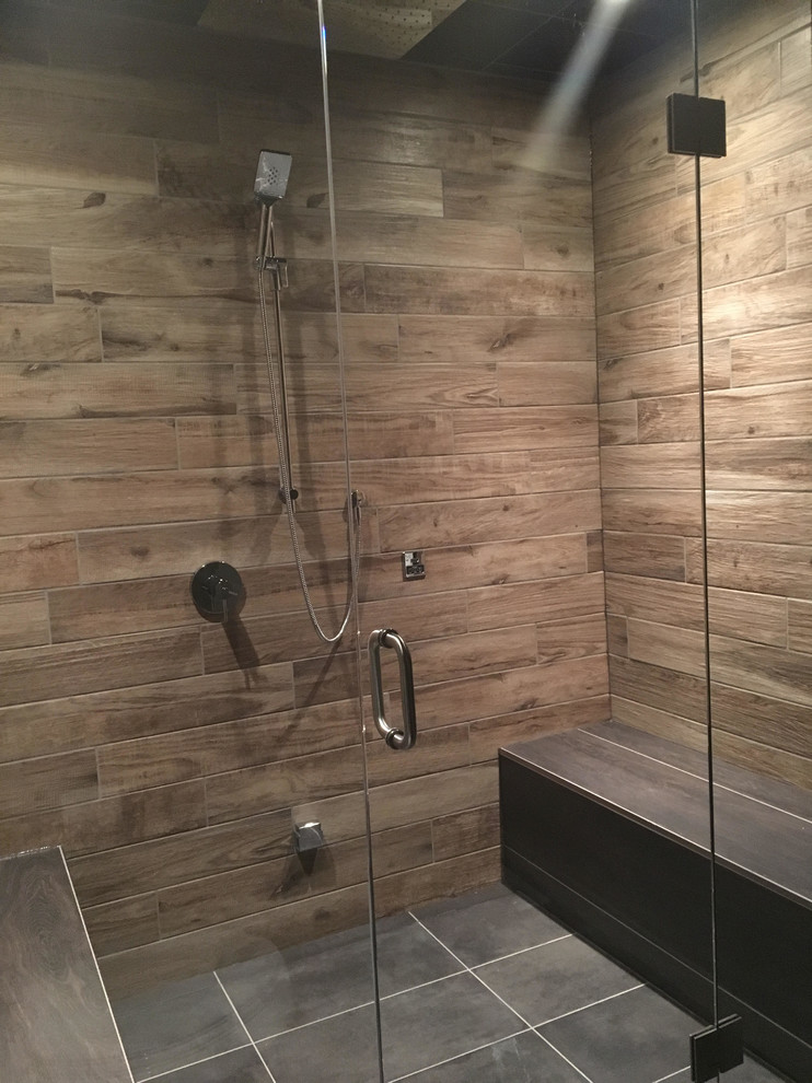 Example of a mid-sized mountain style master porcelain tile and beige floor bathroom design in Other with a one-piece toilet, gray walls and a hinged shower door