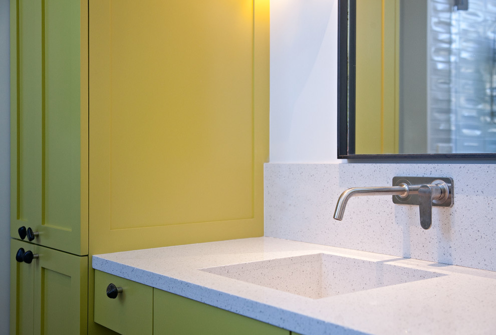 На фото: ванная комната в современном стиле с фасадами в стиле шейкер, желтыми фасадами, белыми стенами, полом из керамической плитки и врезной раковиной