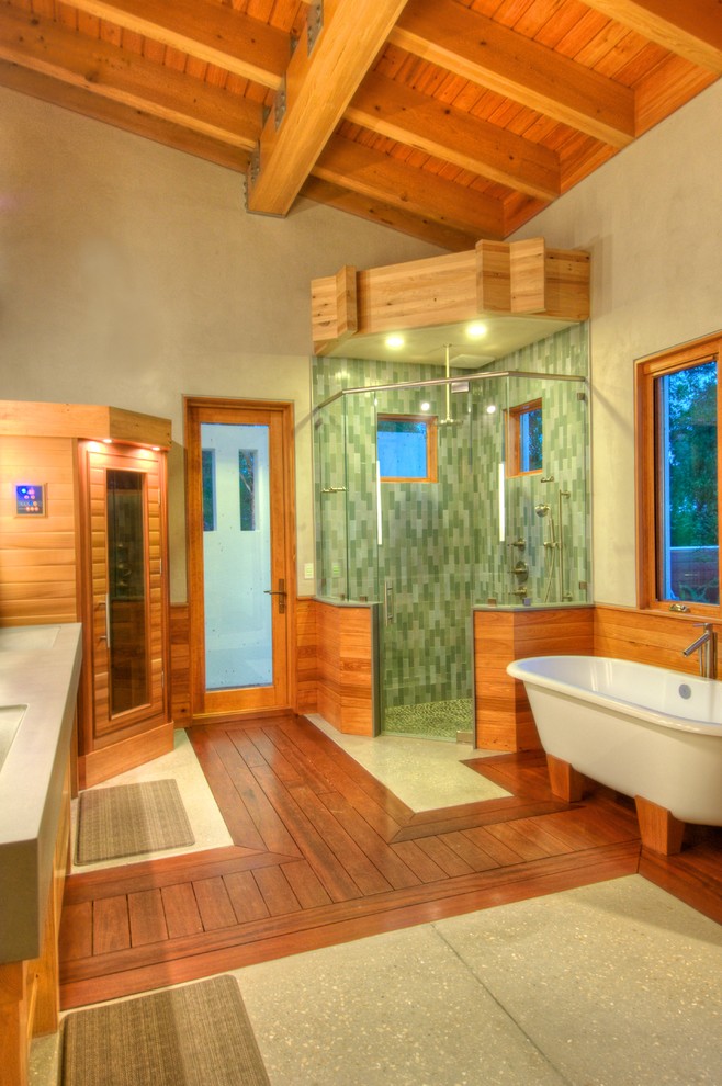 Источник вдохновения для домашнего уюта: большая главная ванная комната в современном стиле с фасадами островного типа, фасадами цвета дерева среднего тона, отдельно стоящей ванной, угловым душем, унитазом-моноблоком, зеленой плиткой, керамической плиткой, бетонным полом, монолитной раковиной, столешницей из бетона, бежевыми стенами, серым полом, душем с распашными дверями, серой столешницей, тумбой под две раковины, напольной тумбой, балками на потолке и стенами из вагонки