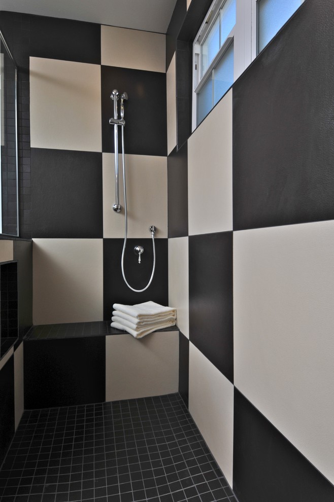 На фото: ванная комната в стиле фьюжн с душем в нише и черной плиткой