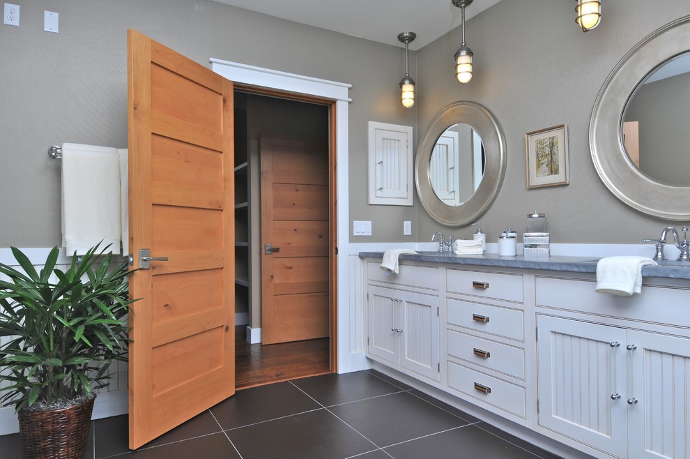 Modelo de cuarto de baño bohemio con lavabo bajoencimera, armarios estilo shaker y puertas de armario blancas