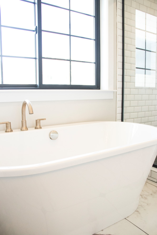 Exempel på ett mellanstort lantligt vit vitt en-suite badrum, med skåp i shakerstil, vita skåp, ett fristående badkar, en hörndusch, vit kakel, keramikplattor, grå väggar, klinkergolv i keramik, ett undermonterad handfat, bänkskiva i kvarts, vitt golv och dusch med gångjärnsdörr