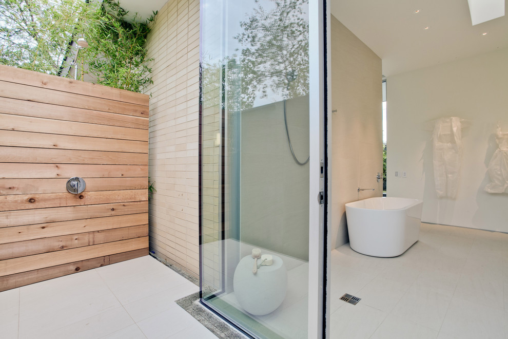 Идея дизайна: ванная комната в стиле модернизм с открытым душем и открытым душем