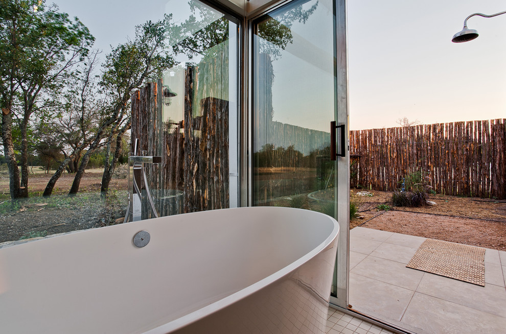 Diseño de cuarto de baño contemporáneo con bañera exenta y ducha abierta