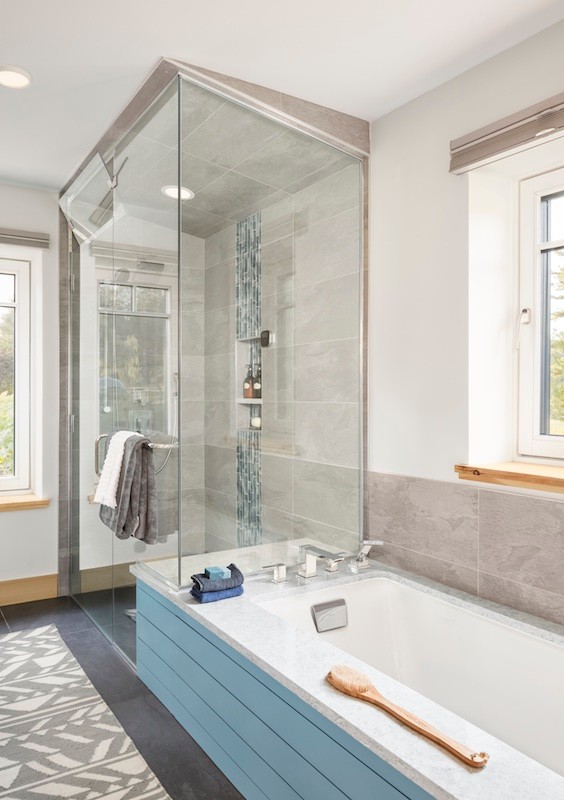 На фото: главная ванная комната среднего размера в современном стиле с белыми стенами с