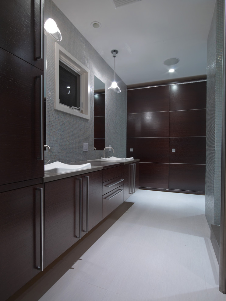Источник вдохновения для домашнего уюта: ванная комната в стиле модернизм с накладной раковиной