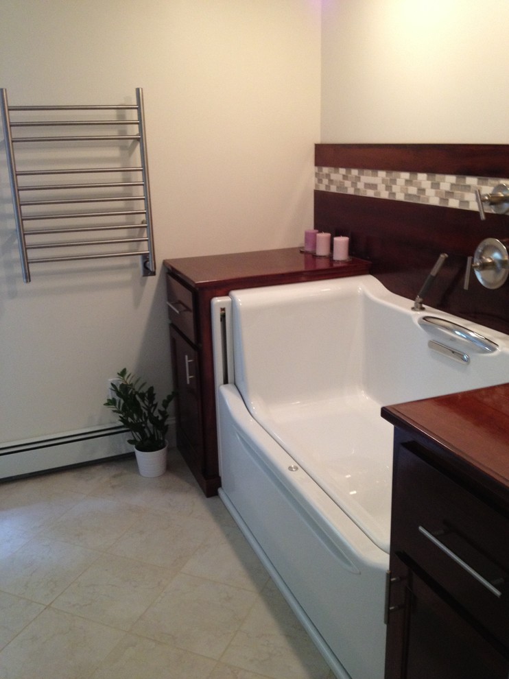 Foto på ett stort funkis en-suite badrum, med skåp i shakerstil, skåp i mörkt trä, bänkskiva i zink, beige kakel, mosaik, beige väggar och klinkergolv i porslin