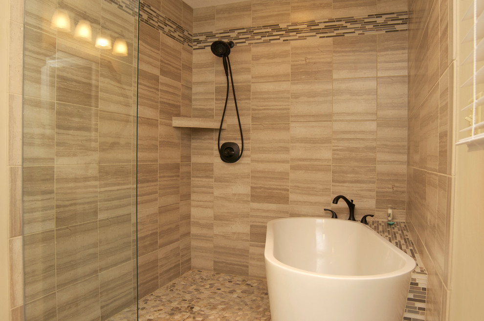 Exempel på ett mellanstort klassiskt vit vitt en-suite badrum, med luckor med lamellpanel, grå skåp, ett fristående badkar, en dusch i en alkov, beige kakel, porslinskakel, beige väggar, ett undermonterad handfat, bänkskiva i kvarts och med dusch som är öppen