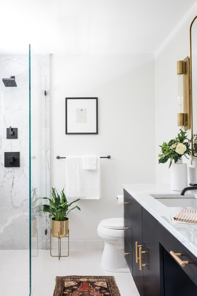 Inspiration för mellanstora moderna grått badrum med dusch, med släta luckor, svarta skåp, en hörndusch, en toalettstol med hel cisternkåpa, marmorkakel, vita väggar, ett undermonterad handfat, vitt golv, med dusch som är öppen, grå kakel, vit kakel och marmorbänkskiva