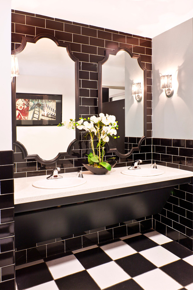 Aménagement d'une salle de bain contemporaine avec un lavabo posé, un carrelage noir, un carrelage métro, un mur noir et du carrelage bicolore.