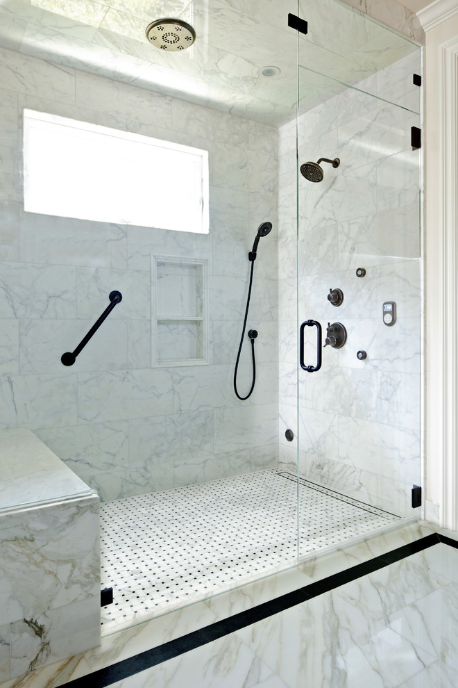 Modelo de cuarto de baño tradicional pequeño con lavabo bajoencimera, ducha a ras de suelo, baldosas y/o azulejos grises, baldosas y/o azulejos en mosaico, paredes blancas, suelo de mármol y aseo y ducha