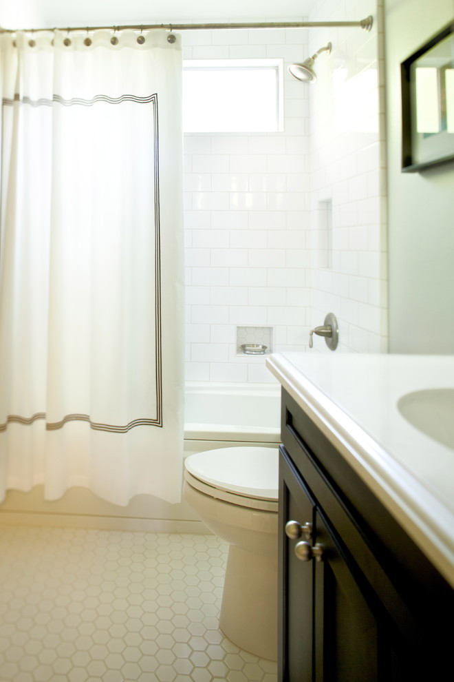 Inspiration för små klassiska badrum med dusch, med ett integrerad handfat, luckor med upphöjd panel, skåp i mörkt trä, en dusch/badkar-kombination, en toalettstol med separat cisternkåpa, vit kakel, porslinskakel, gröna väggar och klinkergolv i porslin