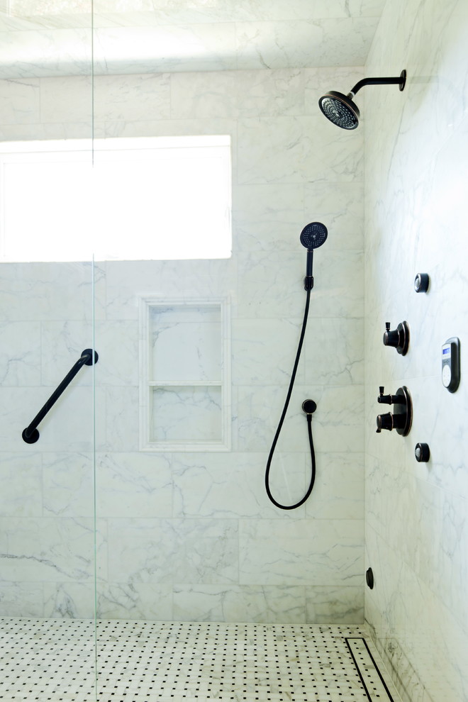 Foto di una piccola stanza da bagno con doccia chic con lavabo sottopiano, ante lisce, ante in legno bruno, top in quarzo composito, piastrelle marroni, piastrelle a mosaico e pavimento in gres porcellanato