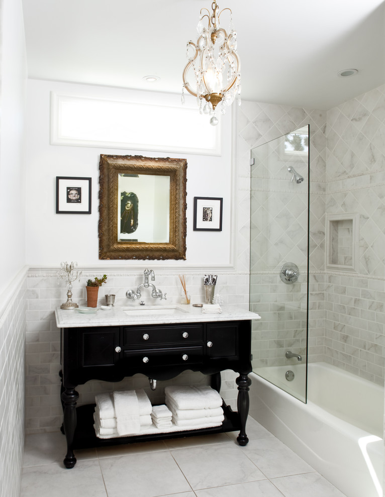 ロサンゼルスにあるトラディショナルスタイルのおしゃれな浴室 (サブウェイタイル、黒いキャビネット) の写真