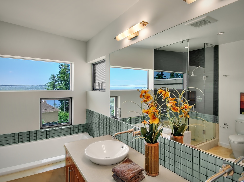シアトルにあるコンテンポラリースタイルのおしゃれな浴室 (ベッセル式洗面器、照明) の写真