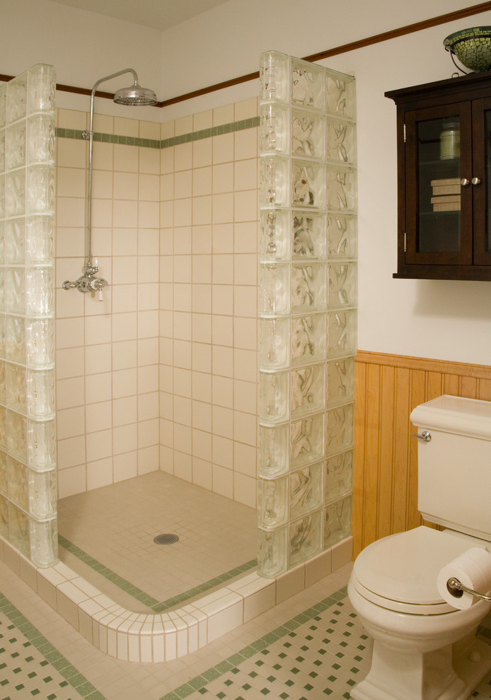Idée de décoration pour une salle de bain tradition.