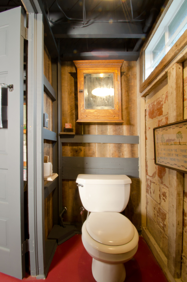 Inredning av ett eklektiskt litet toalett, med en toalettstol med separat cisternkåpa, grå väggar och betonggolv