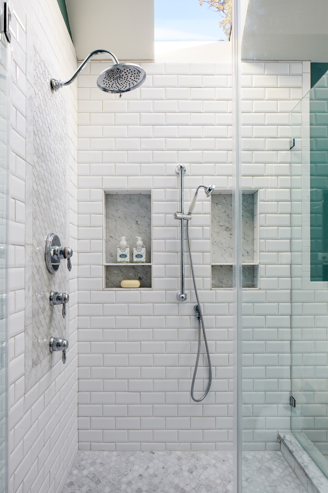 Свежая идея для дизайна: главная ванная комната среднего размера в классическом стиле с фасадами с выступающей филенкой, белыми фасадами, отдельно стоящей ванной, угловым душем, унитазом-моноблоком, белой плиткой, керамической плиткой, зелеными стенами, мраморным полом, врезной раковиной, мраморной столешницей, серым полом, душем с распашными дверями и серой столешницей - отличное фото интерьера