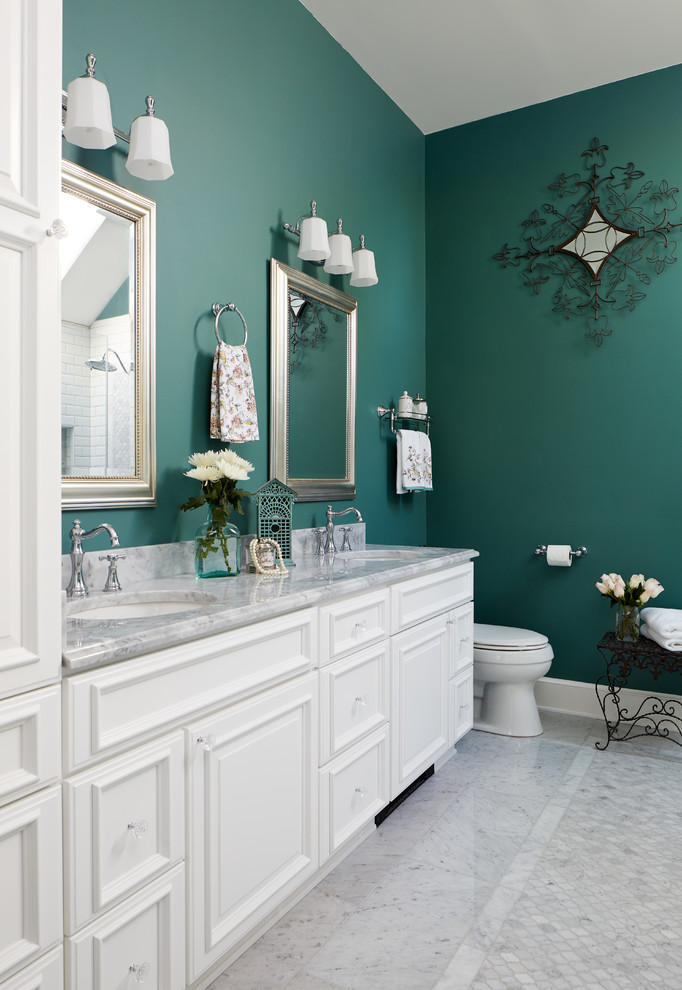 На фото: главная ванная комната среднего размера в классическом стиле с фасадами с выступающей филенкой, белыми фасадами, отдельно стоящей ванной, угловым душем, унитазом-моноблоком, белой плиткой, керамической плиткой, зелеными стенами, мраморным полом, врезной раковиной, мраморной столешницей, серым полом, душем с распашными дверями и серой столешницей с