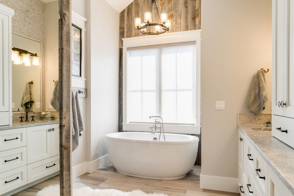 Idee per una stanza da bagno padronale rustica con ante con riquadro incassato, ante beige, vasca freestanding, pareti grigie, pavimento beige e top grigio