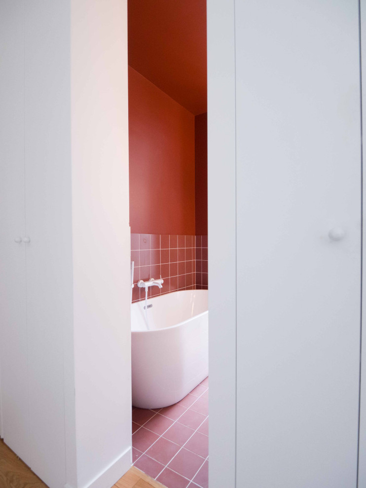 Foto på ett stort funkis badrum för barn, med ett fristående badkar, röd kakel och keramikplattor