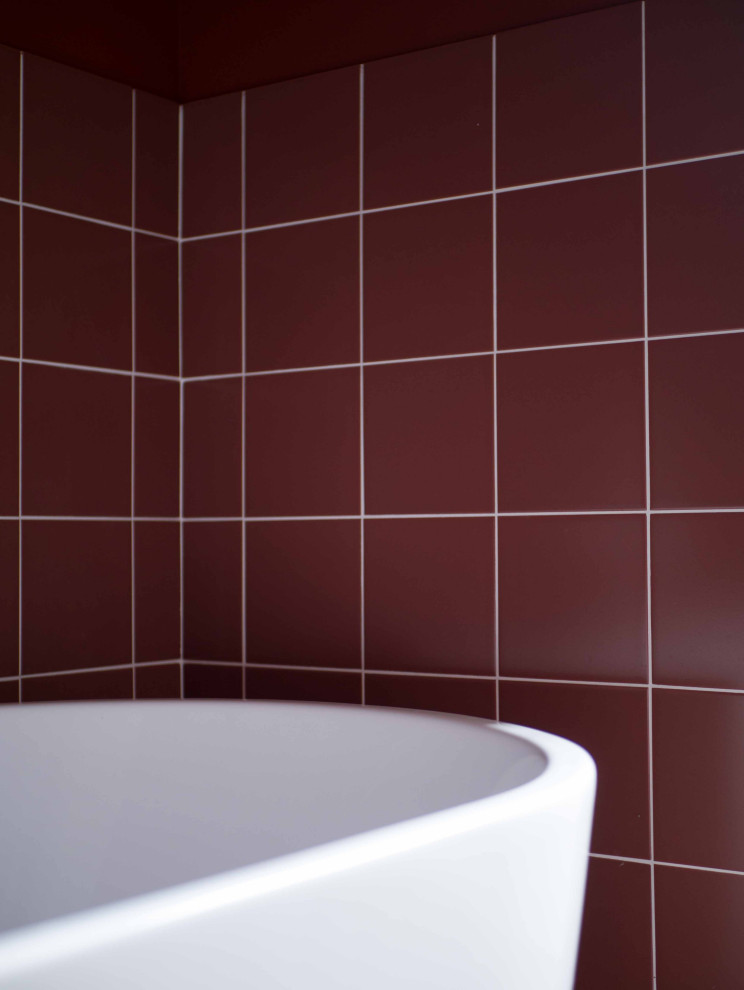 Cette photo montre une grande salle de bain tendance pour enfant avec une baignoire indépendante, un carrelage rouge et des carreaux de céramique.