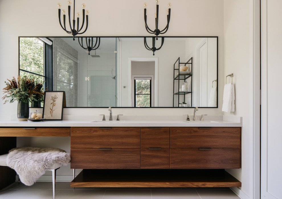 Cette photo montre une salle de bain tendance en bois brun avec un placard à porte plane, un mur blanc, un lavabo encastré, un sol gris, un plan de toilette blanc, meuble double vasque et meuble-lavabo suspendu.