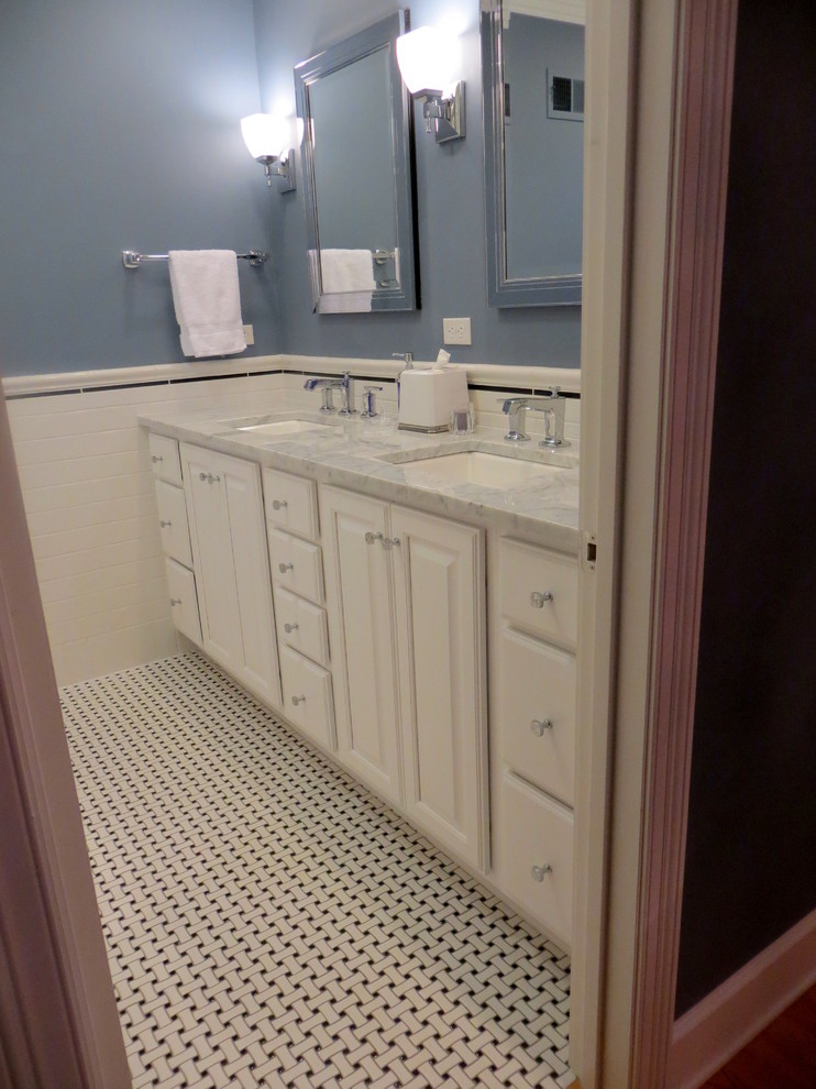 Esempio di una stanza da bagno padronale chic con ante con bugna sagomata, ante bianche, pistrelle in bianco e nero, piastrelle in gres porcellanato, pareti blu, pavimento con piastrelle a mosaico, top in marmo, top giallo e due lavabi