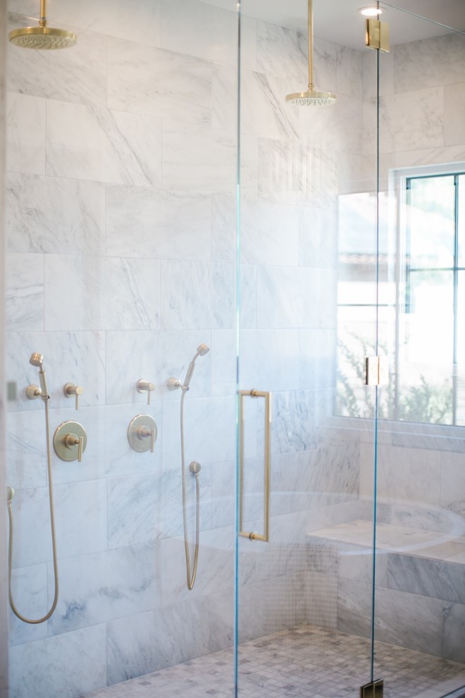 Пример оригинального дизайна: главная ванная комната среднего размера в современном стиле с фасадами в стиле шейкер, серыми фасадами, японской ванной, двойным душем, унитазом-моноблоком, белой плиткой, мраморной плиткой, белыми стенами, светлым паркетным полом, врезной раковиной, мраморной столешницей, коричневым полом, душем с распашными дверями и белой столешницей