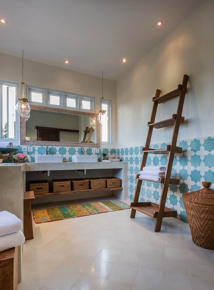 Exemple d'une petite salle de bain principale éclectique avec une vasque, un placard sans porte, un plan de toilette en béton, une douche d'angle, WC séparés, un carrelage beige, des carreaux de porcelaine, un mur blanc et un sol en carrelage de porcelaine.