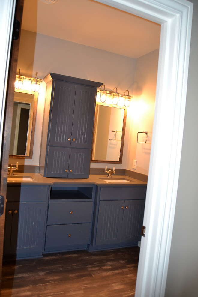 На фото: детская ванная комната в стиле рустика с синими фасадами
