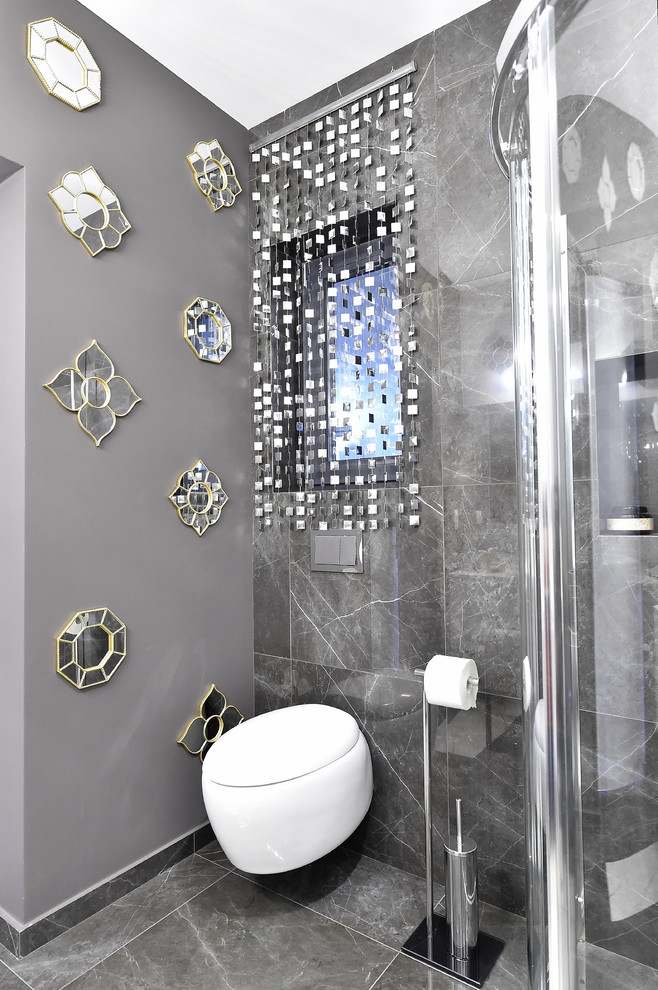 Kleines Modernes Badezimmer mit weißen Schränken, Eckdusche, Wandtoilette, schwarzen Fliesen, Porzellanfliesen, blauer Wandfarbe, Laminat, Laminat-Waschtisch, schwarzem Boden und offener Dusche in Sonstige