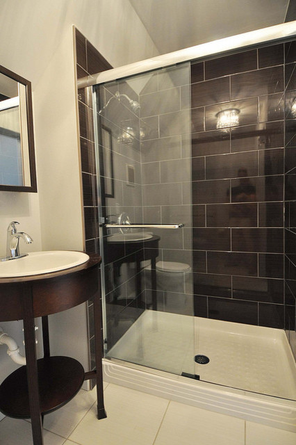 Mittelgroßes Modernes Duschbad mit Waschtischkonsole, dunklen Holzschränken, Toilette mit Aufsatzspülkasten, braunen Fliesen, Keramikfliesen, weißer Wandfarbe und Keramikboden in St. Louis