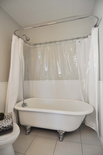 Cette image montre une salle de bain traditionnelle de taille moyenne avec une baignoire sur pieds, un carrelage blanc, des carreaux de céramique, un mur gris et un sol en carrelage de céramique.