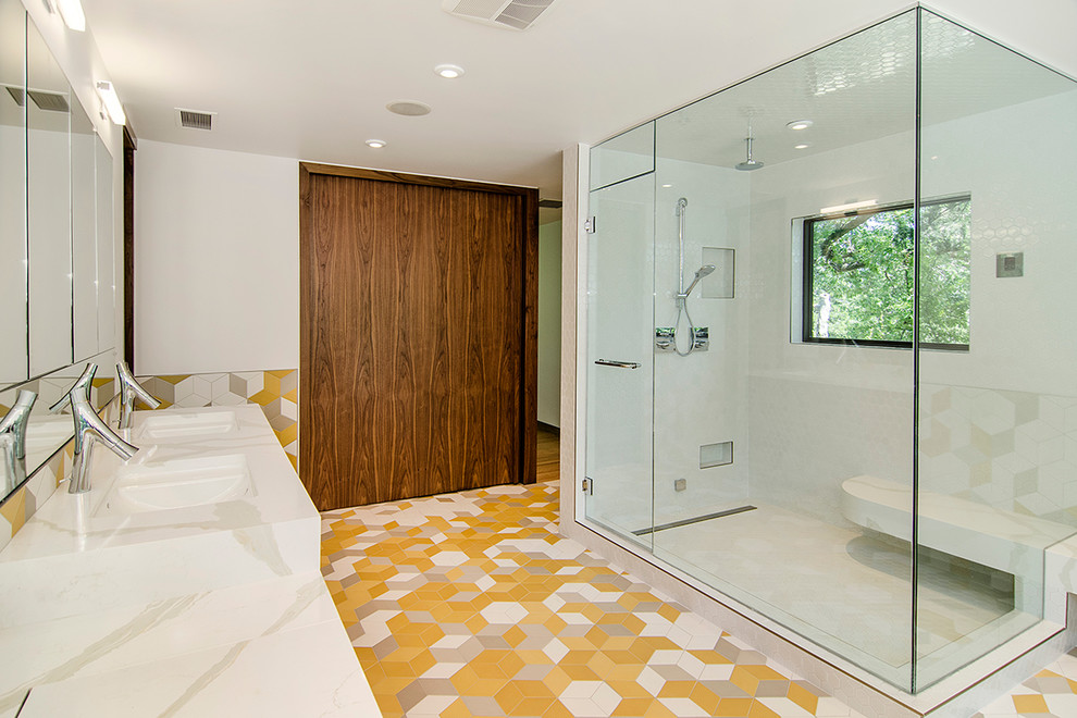 Inspiration för ett mellanstort 50 tals en-suite badrum, med släta luckor, skåp i mellenmörkt trä, flerfärgad kakel, vita väggar, ett undermonterad handfat, flerfärgat golv och dusch med gångjärnsdörr