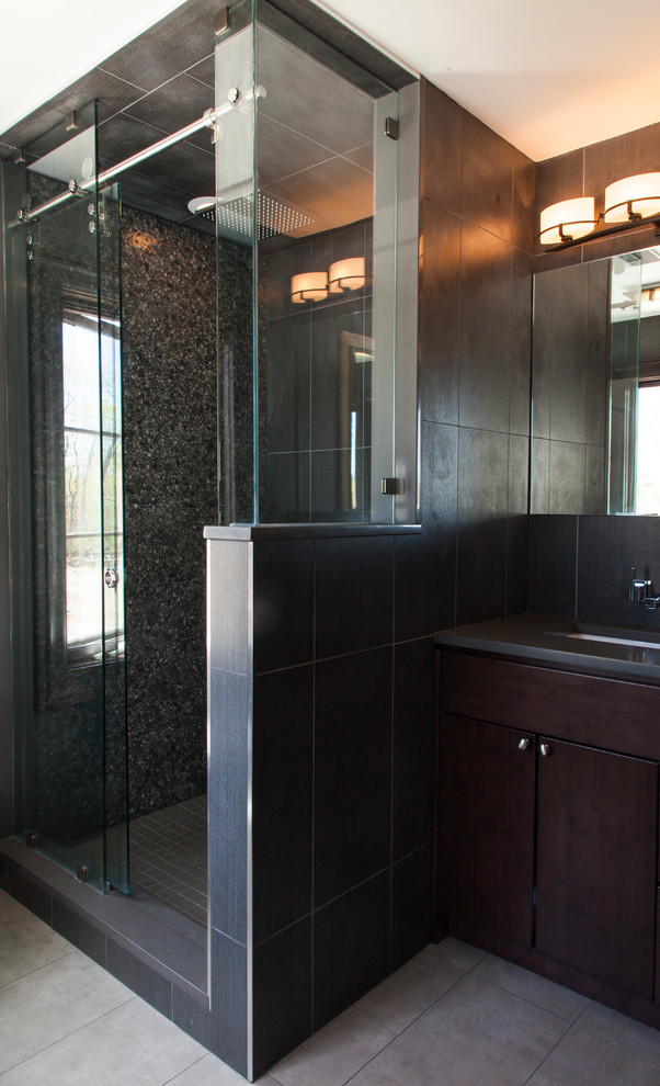 Modelo de cuarto de baño moderno pequeño con lavabo encastrado, ducha esquinera, baldosas y/o azulejos grises, paredes grises y suelo de baldosas de cerámica
