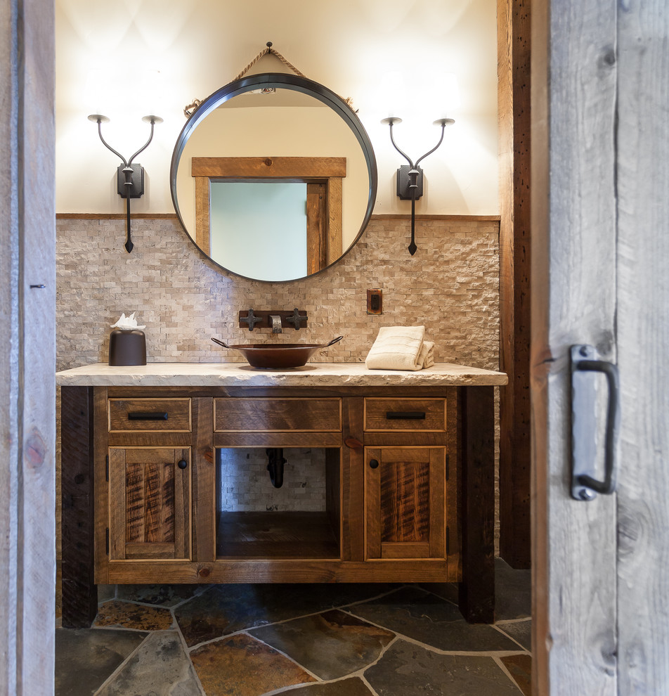 Ejemplo de cuarto de baño rústico con lavabo sobreencimera y baldosas y/o azulejos de travertino