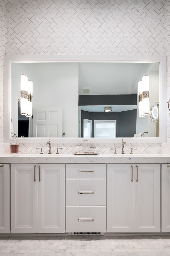 На фото: главная ванная комната в стиле неоклассика (современная классика) с фасадами в стиле шейкер, белыми фасадами, белой плиткой, мраморной плиткой, мраморным полом, столешницей из искусственного кварца, белым полом и белой столешницей