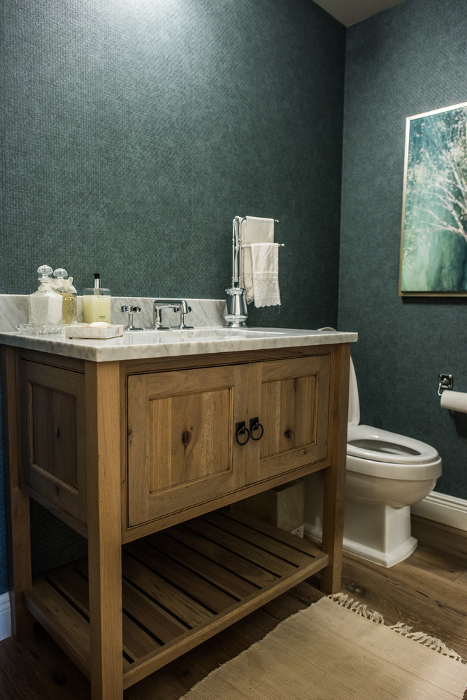 Свежая идея для дизайна: ванная комната среднего размера в современном стиле с фасадами в стиле шейкер, искусственно-состаренными фасадами, унитазом-моноблоком, синими стенами, темным паркетным полом, душевой кабиной, врезной раковиной и мраморной столешницей - отличное фото интерьера