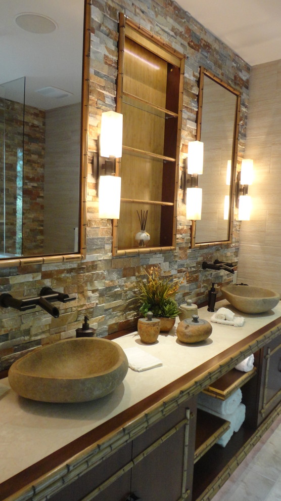 Aménagement d'une salle de bain principale asiatique en bois brun de taille moyenne avec une vasque, un placard en trompe-l'oeil, un plan de toilette en marbre, une douche d'angle, WC à poser, un carrelage beige, un carrelage de pierre, un mur beige, un sol beige et un plan de toilette beige.
